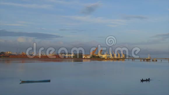 几内亚科纳克里港清晨景色视频的预览图