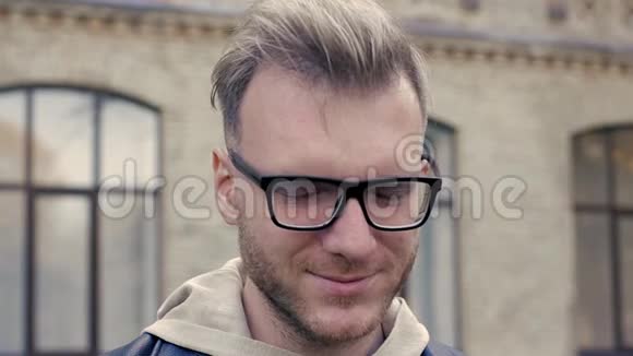 一个戴眼镜的蓝眼睛好男人的情感视频肖像视频的预览图