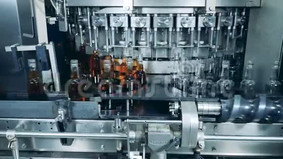一台机器用酒精灌装瓶子威士忌和白兰地生产线视频的预览图