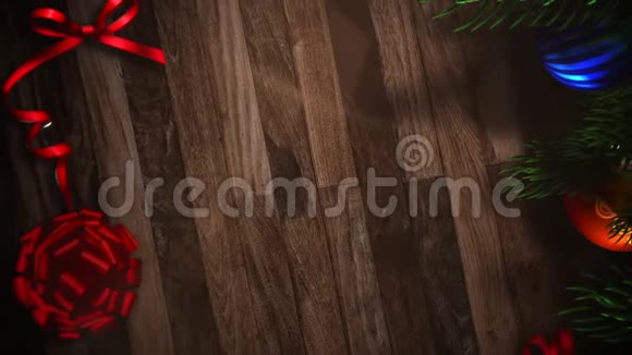 动画特写礼品盒和绿色树枝与球在木材背景视频的预览图
