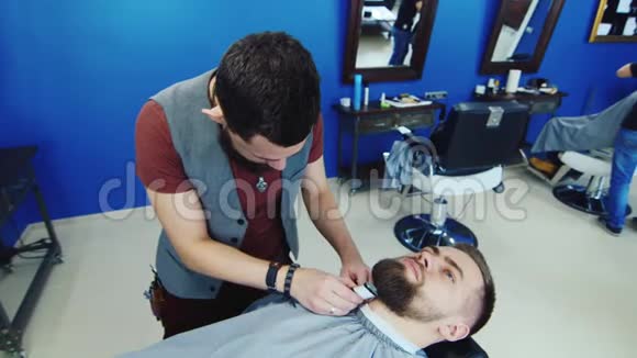 男人在理发店或发廊发型和理发理发店工作场所的理发师视频的预览图