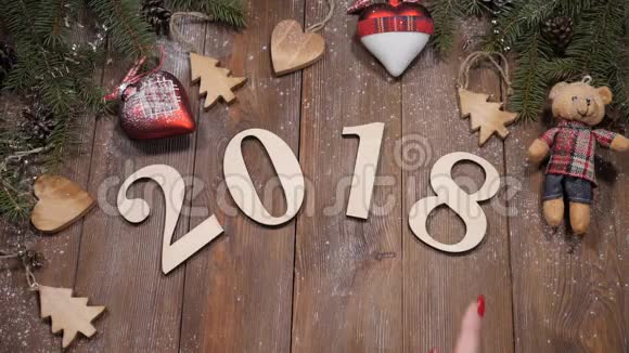 圣诞快乐新年快乐2019概念2018年放置在松树枝背景上的木制符号视频的预览图