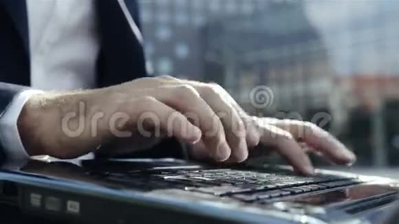 在办公室附近的公园里用笔记本电脑工作的人视频的预览图