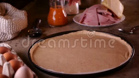 手把比萨饼酱倒在烤盘上特写慢动作视频的预览图