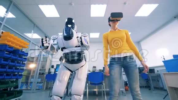 像人一样的机器人和一个戴着虚拟眼镜的年轻女人在跳舞视频的预览图