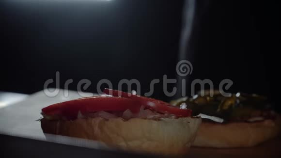 厨师准备汉堡在烤架上煎面包加盐视频的预览图