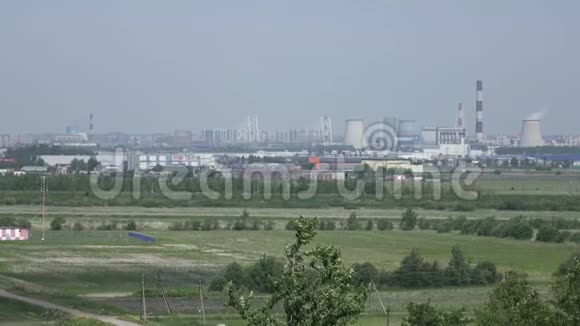 从普尔科夫斯基高地俯瞰圣彼得堡工业区视频的预览图