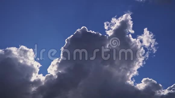 蓝天上的乌云和身后的太阳视频的预览图