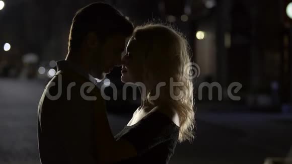 两个相爱的人接吻浪漫的情侣享受约会晚上视频的预览图