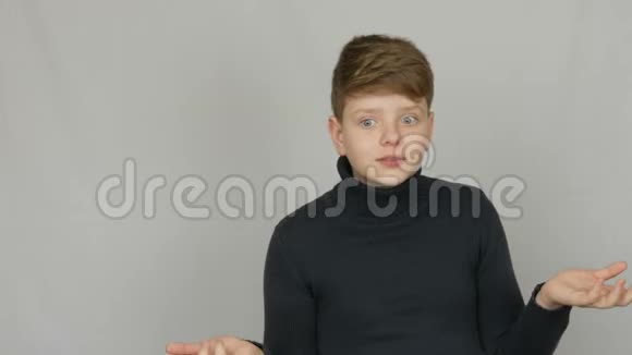 一个有趣的金发蓝眼少年的肖像用手势和面部表情来表示谴责视频的预览图