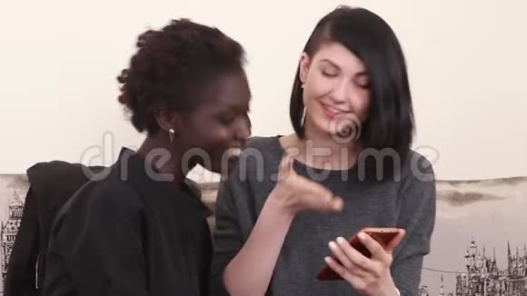 女性朋友很高兴在智能手机上看到一些东西视频的预览图