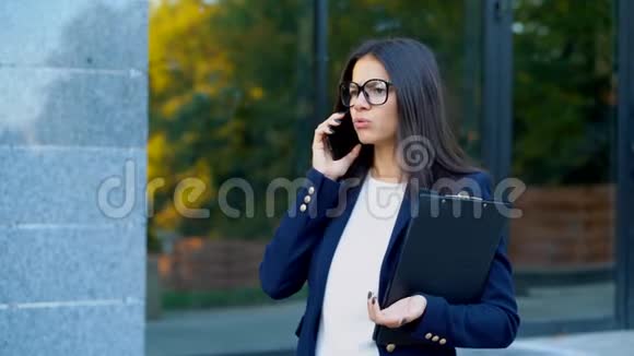 不满意的商务女性在电话中发言并表达了她的分歧否认拒绝不同意肖像视频的预览图