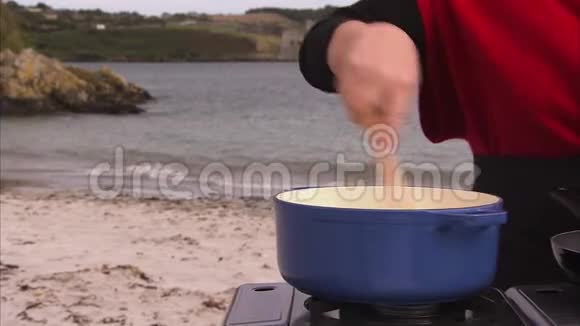 用砂锅搅拌一道菜视频的预览图