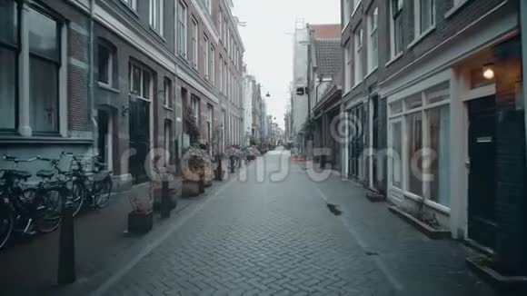 在荷兰阿姆斯特丹沿着典型的狭窄街道移动视频的预览图