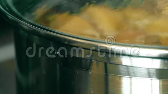 在玻璃锅盖下煮沸食物视频的预览图