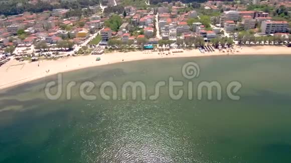 在希腊佩雷亚塞萨洛尼基地区俯瞰美丽沙滩的空中景色由无人驾驶飞机横向移动视频的预览图