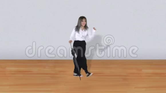 女人用伞唱歌跳舞视频的预览图