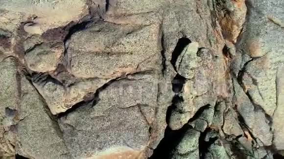 沿山石墙的美丽跨度视频的预览图