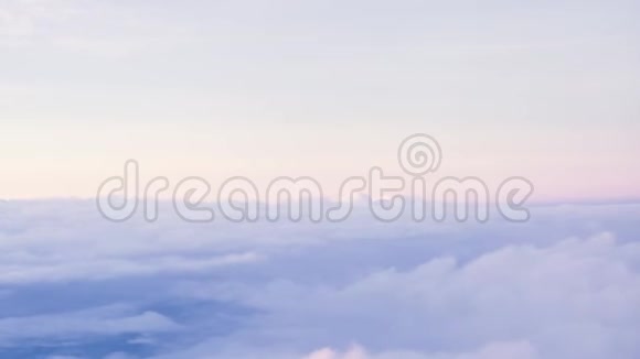 白云在天际线背景视图从窗口飞行飞机多云间空区从飞机上俯瞰空中景色视频的预览图
