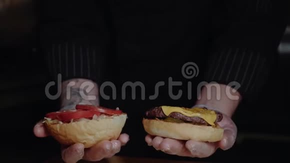 做汉堡的厨师特写镜头两部分汉堡视频的预览图