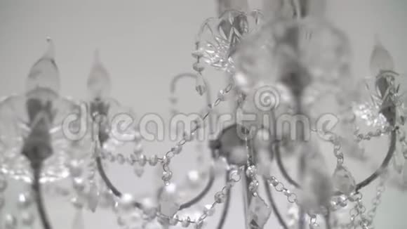 水晶特写水晶现代吊灯细节背景挂着闪烁的反光钻石视频的预览图