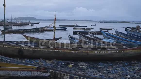 几内亚科纳克里港受损独木舟的Messy地点视频的预览图