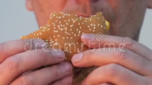 嘴唇男人吃美味的汉堡包视频的预览图