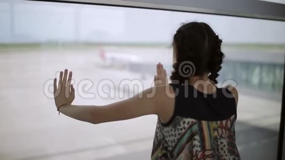 两个姐妹看着机场跑道上的窗外视频的预览图