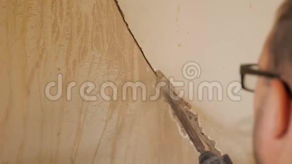 工人用仪器拆除墙壁视频的预览图
