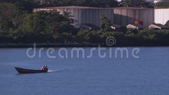 科纳克里两个人驾驶摩托艇视频的预览图