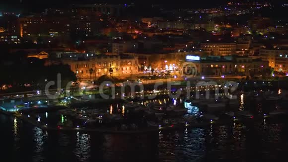 全景式的港口夜景当地建筑有光照山峦在美丽的梅西纳城市视频的预览图