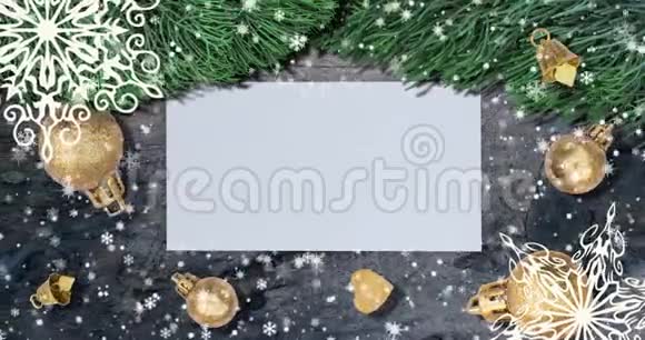 圣诞节背景冷杉枝雪花和金球在乡村木桌上上面有字母和字母视频的预览图