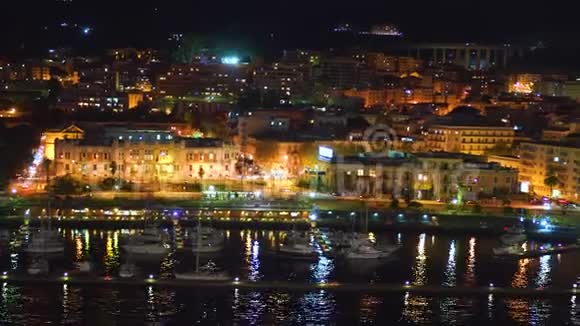 全景式的港口夜景当地建筑有光照山峦在美丽的梅西纳城市视频的预览图