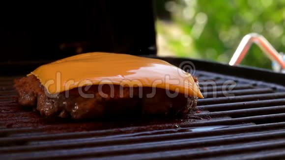 一块奶酪在热牛肉汉堡上融化视频的预览图