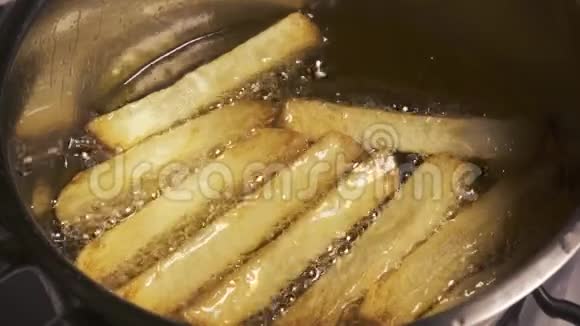 慢动作用油煎土豆视频的预览图