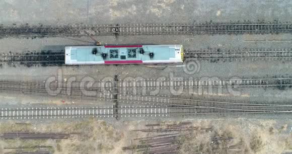 内燃机车列车和铁路轨道的鸟瞰图以列车为运输的工业概念场景的俯视图视频的预览图