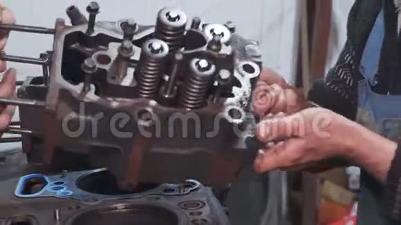 工人清洁修理发动机特写视频的预览图