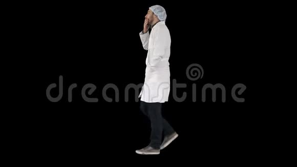 体贴的男医生走路阿尔法频道视频的预览图