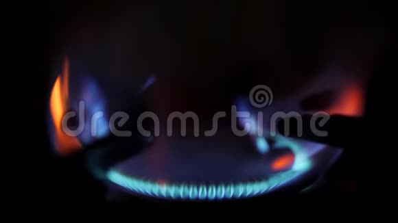 炉子燃烧器点火蓝色烹饪火焰4K宏观慢动作镜头视频的预览图