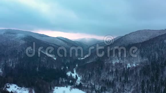 白雪覆盖的山景视频的预览图