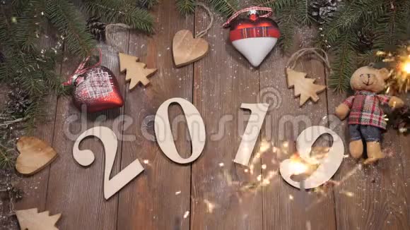 新年快乐在木制背景上用松树枝和视频的预览图