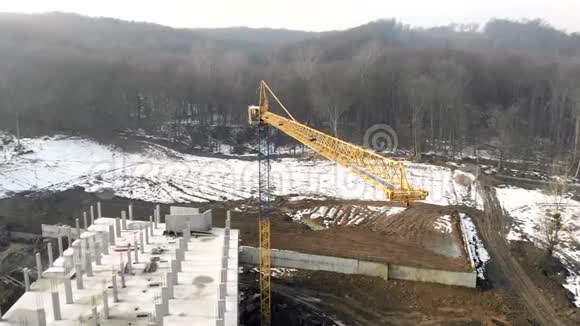 冬季施工飞近高层施工吊车视频的预览图