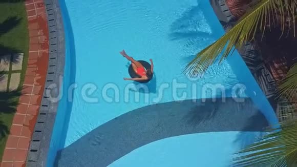 镜头移向游泳圈上的女孩视频的预览图
