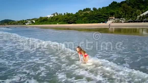 少女出海与棕榈热带海岸视频的预览图