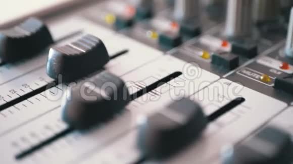 在混音控制台上控制音量控制器视频的预览图