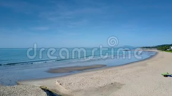 沙滩女子去清洁海下塞琳天空视频的预览图