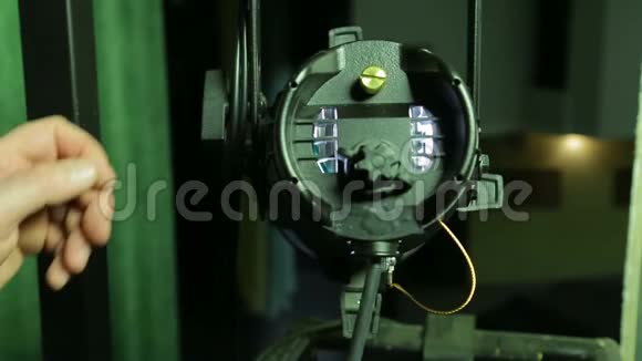 照明器的手引导轮廓聚光灯向所需的方向移动视频的预览图