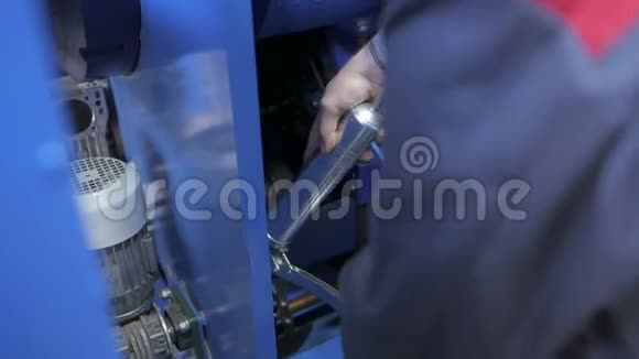 蓝色统一定制工厂设备的工人视频的预览图