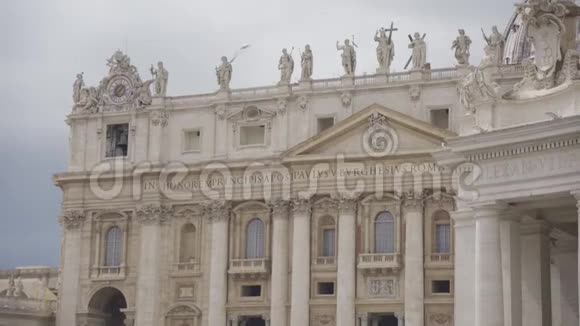 圣彼得梵蒂冈的大教堂阴天视频的预览图