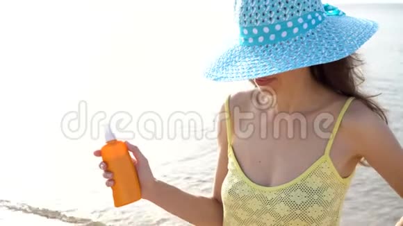 在暑假期间防晒霜女性在肩膀上涂抹防晒霜美丽的幸福女人太阳能油视频的预览图